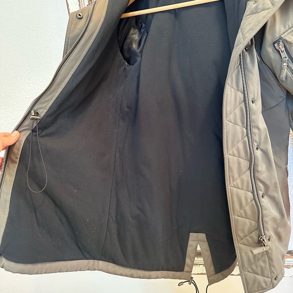 Woman’s winter coat - Picture 2 of 5